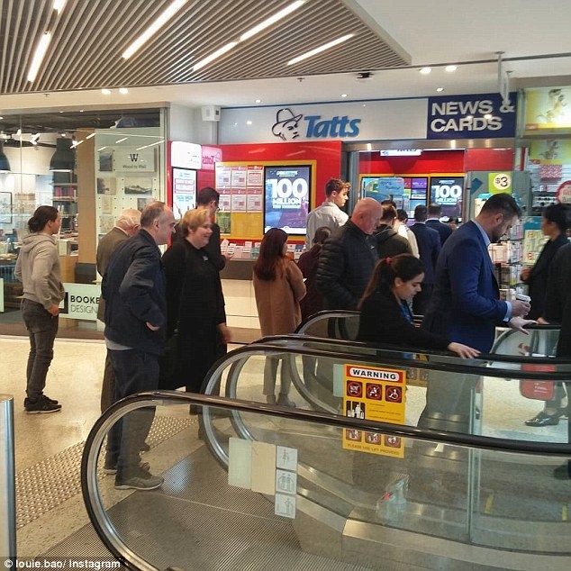 4F2089A600000578-6065795-Huge_queues_have_started_forming_at_newsagents_ahead_of.jpg