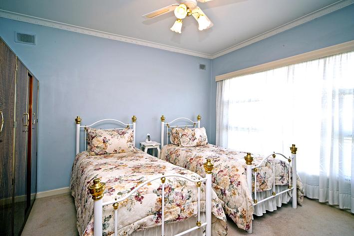 bedrm2-tapleys hill 456.JPG