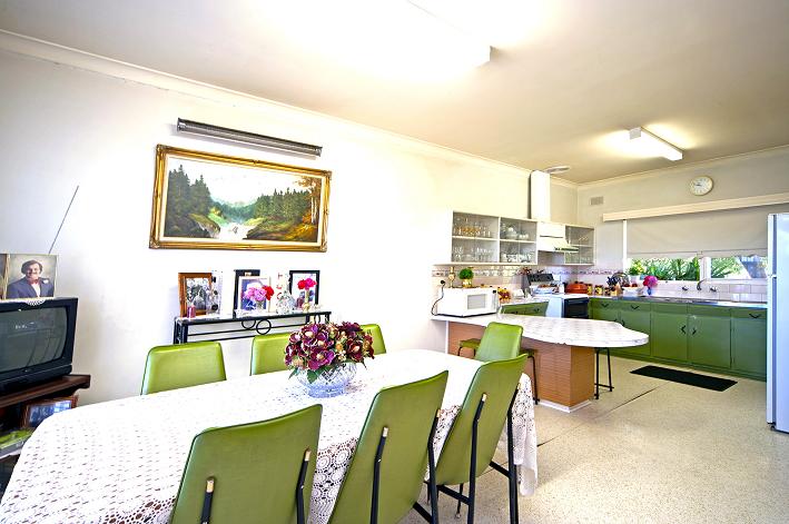 kitchen-dineA-tapleys hill 456.JPG